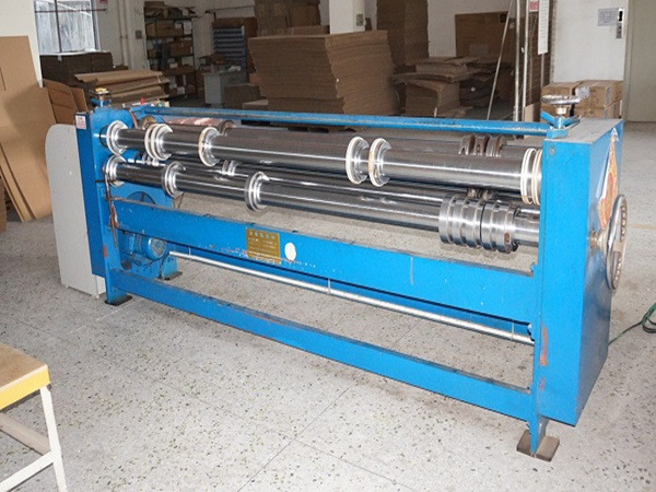 銘燊紙箱(xiāng)廠3米分紙機(ji)